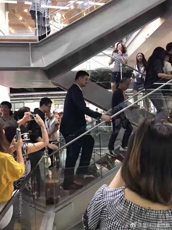 姚明亲赴李宁公司,cba与李宁续约前景引发广泛期待 篮协主席姚明身着休闲装现身李宁园区,神情专注地与身边工作人员交流,身后巨大的李宁logo标志格外醒目,预示着双方即将开启的深度对话。