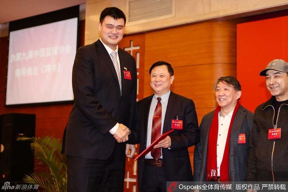 姚明全票当选篮协主席,中国篮球开启“姚时代”新篇章 在全场代表的热烈掌声中,姚明站立发言,神情专注而坚定,他身后的背景板上写着“中国篮球协会第九届全国代表大会”,整个会场洋溢着庄重而充满期待的气氛。