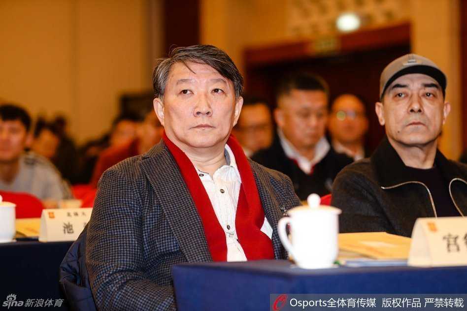 姚明全票当选篮协主席,中国篮球开启“姚时代”新篇章 前中国男篮主教练宫鲁鸣出席会议时,与身旁的姚明低声交谈,两人表情严肃而认真,仿佛正在为中国篮球的未来发展蓝图交换意见。
