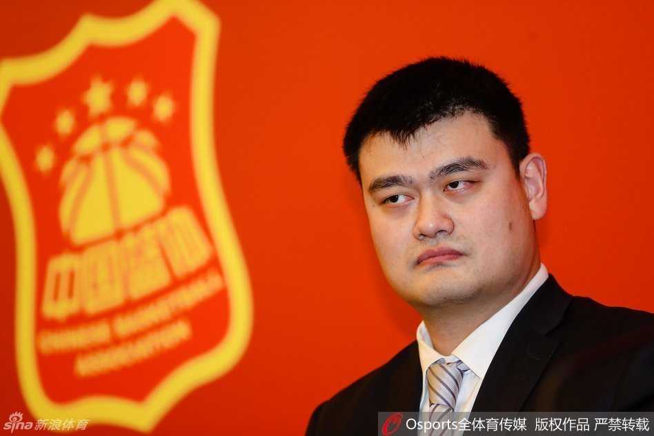 姚明全票当选篮协主席,中国篮球开启“姚时代”新篇章 身着深色西装、面带自信微笑的姚明,从国家体育总局领导手中郑重接过中国篮协主席聘书,现场闪光灯此起彼伏,定格下这历史性的一刻。