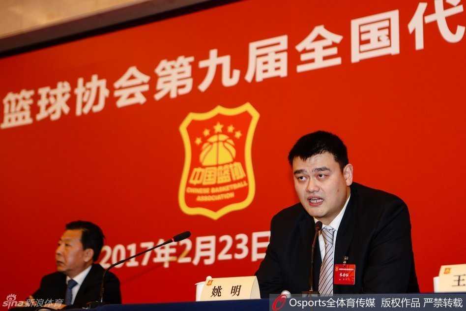 姚明全票当选篮协主席,中国篮球开启“姚时代”新篇章 面对台下众多媒体记者,姚明在新闻发布会现场侃侃而谈,他用手势强调着自己的观点,表情既从容又充满力量,展现出作为领导者的大气与担当。