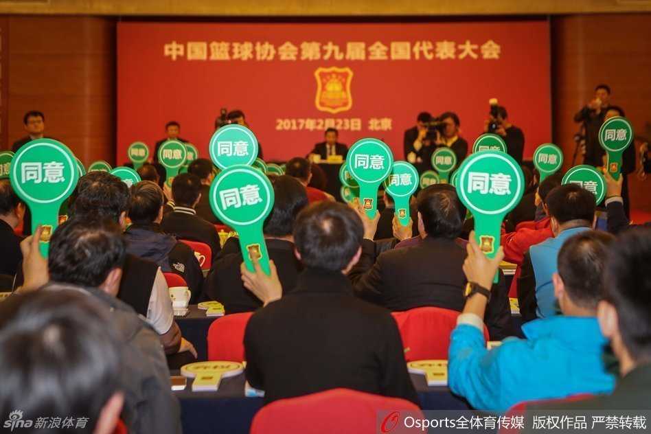姚明全票当选篮协主席,中国篮球开启“姚时代”新篇章 姚明在会后被记者团团围住,他耐心地回答着每一个问题,身高优势让他即便在人群中也能清晰地看到每一位提问者,现场气氛热烈而有序。