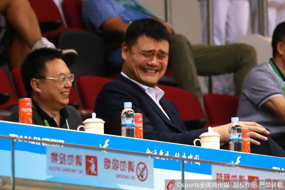 姚明全运观战席再酿神表情 场边一颦一笑皆成经典 看台上,姚明不知听到什么趣闻,突然咧嘴大笑,那极具感染力的笑容瞬间挤出了标志性的眼角鱼尾纹,仿佛邻家大哥般亲切,瞬间点燃了全场的气氛。