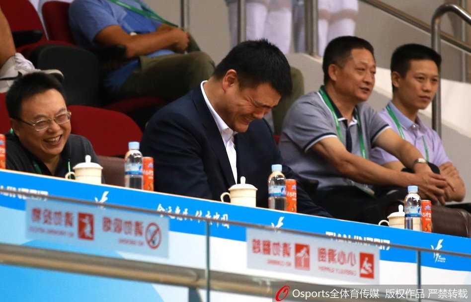 姚明全运观战席再酿神表情 场边一颦一笑皆成经典 在周围喧嚣的环境下,姚明双手托腮,目光如炬地凝视着球场中央,仿佛一位正在构思宏伟篇章的雕塑家,将所有的思绪都藏在了那宽厚的掌心之后。