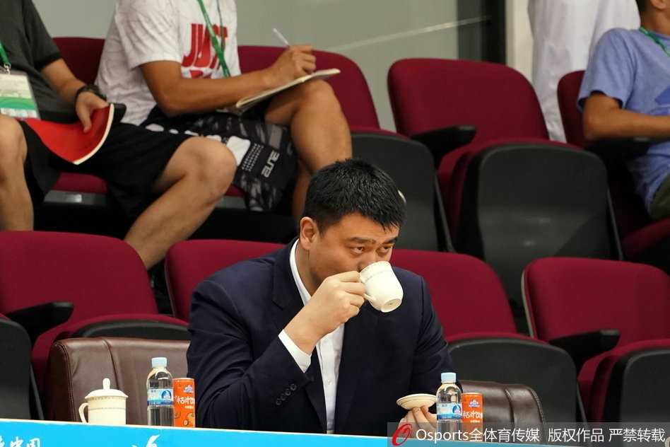 姚明全运观战席再酿神表情 场边一颦一笑皆成经典 看到辽宁队夺冠,姚明在台下露出欣慰的笑容,那笑容里满是对后辈的肯定和对中国篮球未来的憧憬,温暖而真挚,胜过千言万语。