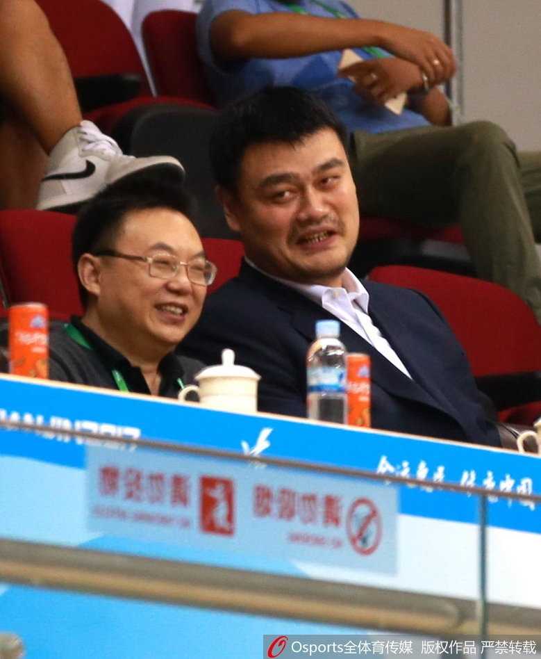 姚明全运观战席再酿神表情 场边一颦一笑皆成经典 当比赛进入暂停时段,姚明与身旁的友人不经意间的交谈,脸上挂着轻松写意的微笑,这和谐的一幕宛如球场边最亮眼的风景线。