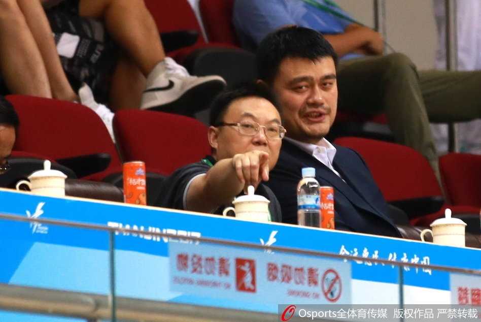 姚明全运观战席再酿神表情 场边一颦一笑皆成经典 比赛中出现精彩镜头,姚明身体微微前倾,双拳紧握放在嘴边,仿佛下一秒就要喊出声来,那股恨不得自己披挂上阵的冲动,全写在了这张专注的脸上。