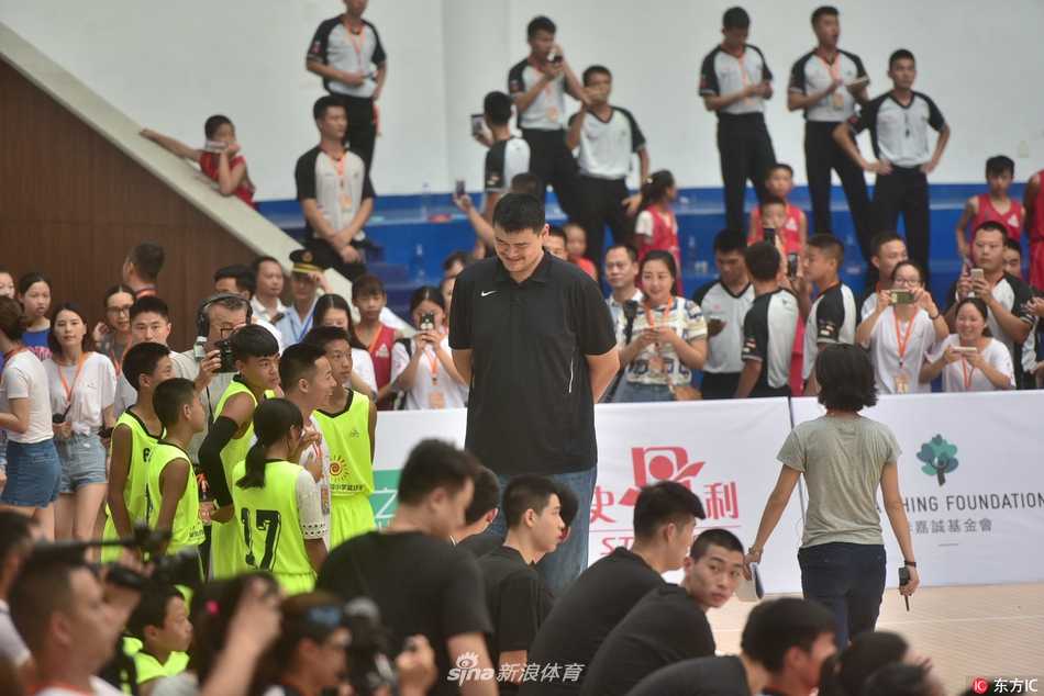 姚明内江之行全记录:屈膝指导小球员,以体育人播撒篮球火种 身高两米二六的姚明,在球场上弯下腰,几乎与身高仅及他腰部的小球员平视,眼神里满是鼓励与专注,画面既滑稽又温情