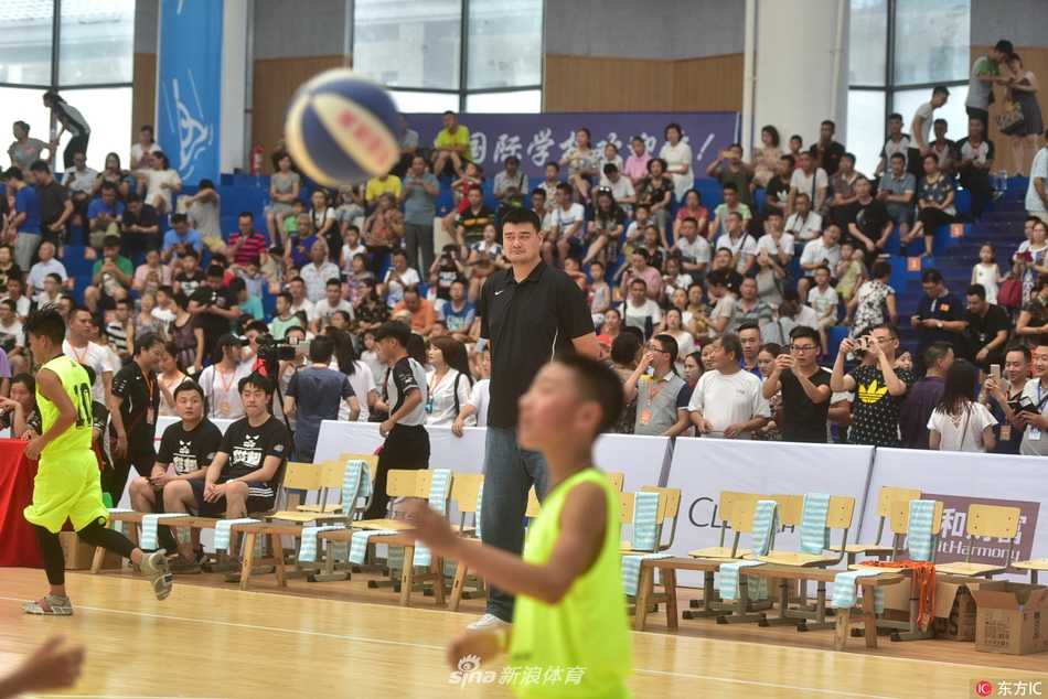 姚明内江之行全记录:屈膝指导小球员,以体育人播撒篮球火种 球场上,梦想队和希望队的小球员们正在激烈拼抢,虽然动作稍显稚嫩,但每个孩子眼神中都透露出对胜利的渴望,场边的观众席上座无虚席,掌声雷动