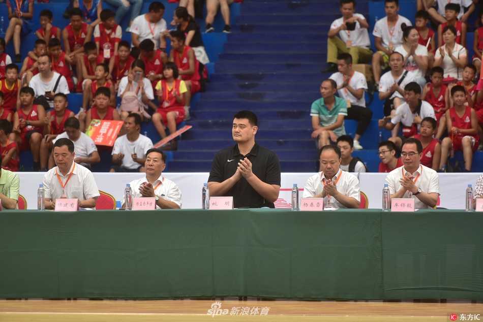 姚明内江之行全记录:屈膝指导小球员,以体育人播撒篮球火种 姚明站在领奖台前,双手郑重地将奖杯递交给一名身材瘦小的小球员,小球员双手接过奖杯,胸前的金牌闪闪发光,身后的队友们投来羡慕的目光