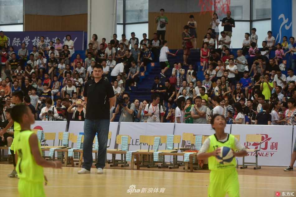 姚明内江之行全记录:屈膝指导小球员,以体育人播撒篮球火种 活动结束后,姚明被一群身穿红色球衣的小球员团团围住,大家簇拥着这位篮球巨人合影留念,孩子们兴奋地做出投篮姿势,姚明则面带微笑,温柔地看着镜头