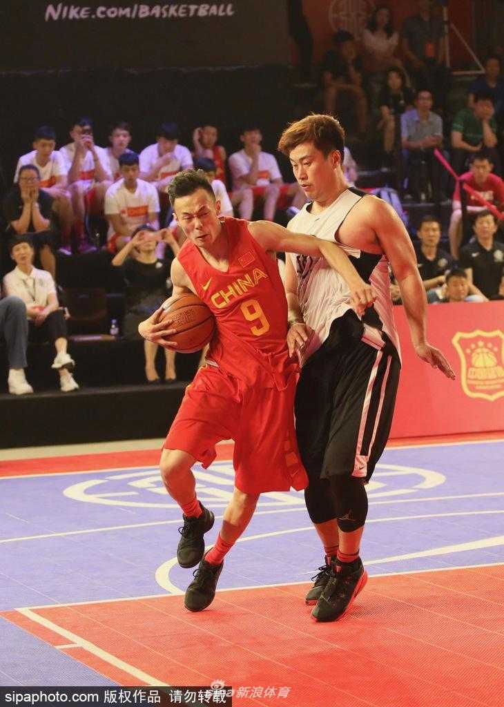 姚明与嘉宾共同执掌联赛启动装置，灯光闪烁间定格了中国三人篮球历史性的一刻