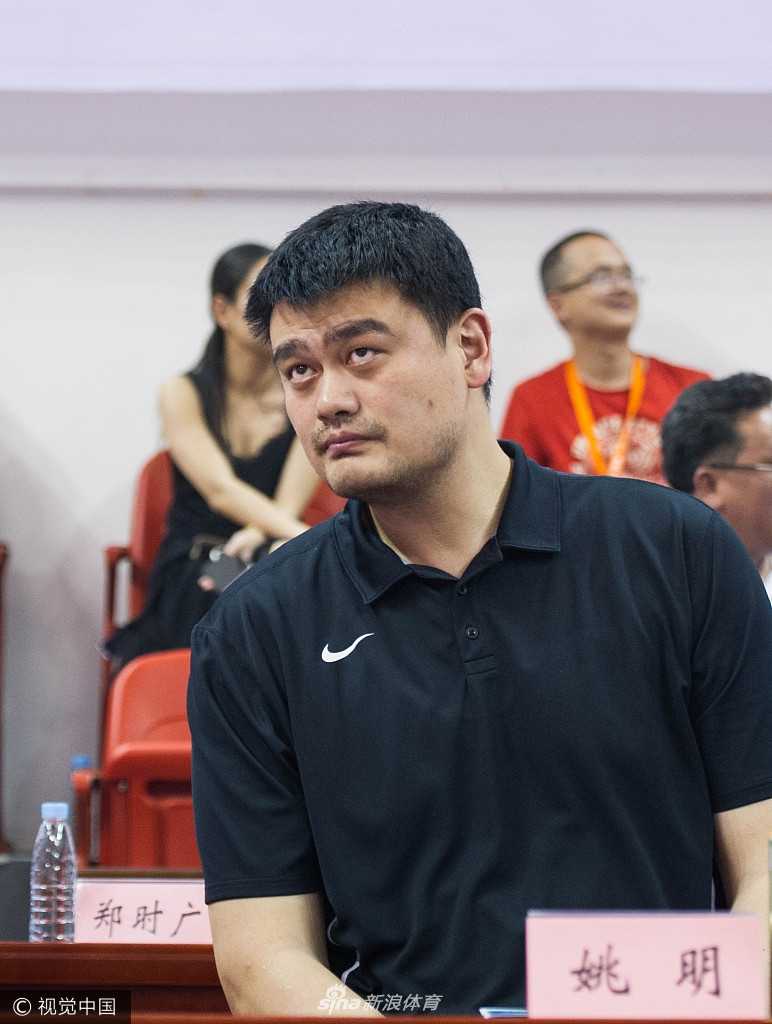 姚明助阵粤联赛变身表情包,肇庆怀集之夜见证民间篮球热潮 怀集体育馆内灯光璀璨,热情的观众们挥舞着手中的充气棒,目光一致投向场边正在鼓掌的姚明,现场气氛热烈非凡,仿佛一个盛大的节日庆典。