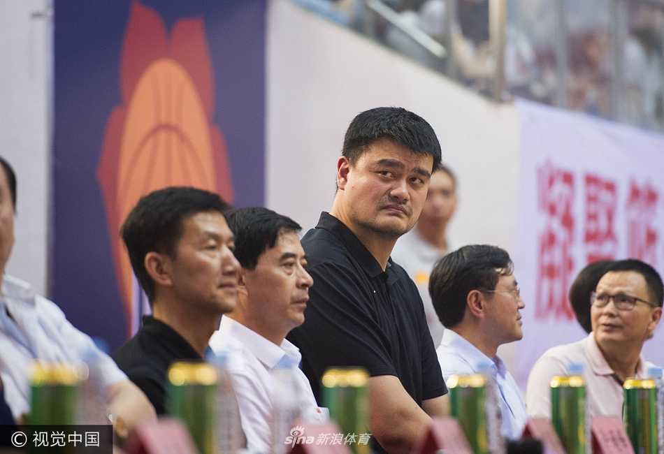 姚明助阵粤联赛变身表情包,肇庆怀集之夜见证民间篮球热潮 比赛结束后,姚明在众人的簇拥下准备离场,他高大的背影在体育馆通道的灯光下拉长,留给现场观众一个充满力量与温情的遐想空间。