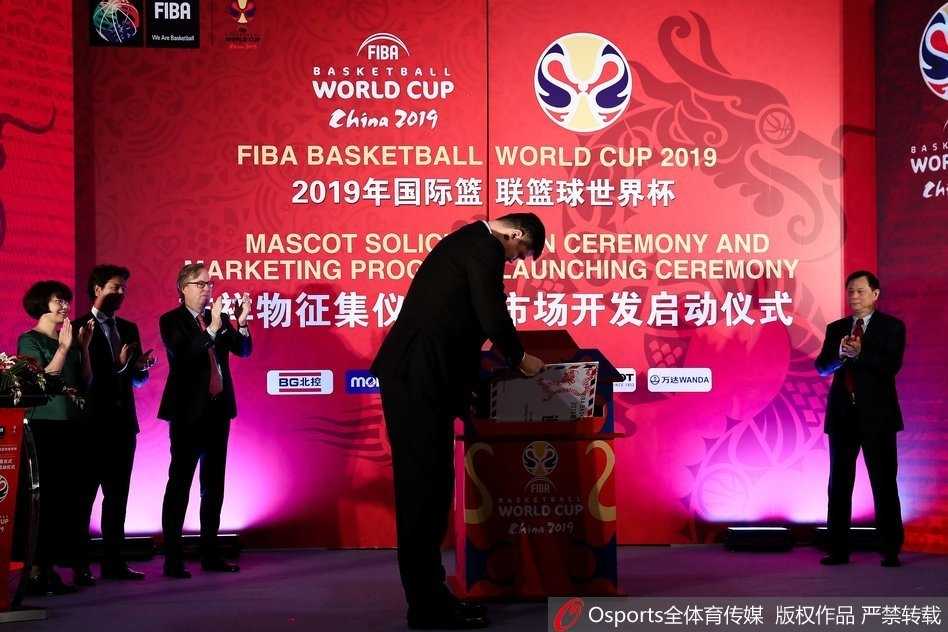 仪式现场高朋满座，姚明与几位中外嘉宾并肩站立，大家神情愉悦地相互交流，背景是巨大的活动主题板，空气中弥漫着合作与共赢的友好氛围。