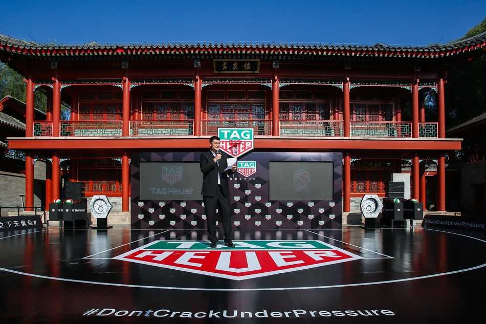 姚明携手篮球新锐 共鉴泰格豪雅重返CBA荣耀时刻 在慈善投篮挑战环节,刘鸿博正运球突破,惠龙儿在篮下卡位要球,周仪翔则在外线做出投篮预备姿势,三人专注的神情展现了新秀们在场上的拼搏精神。