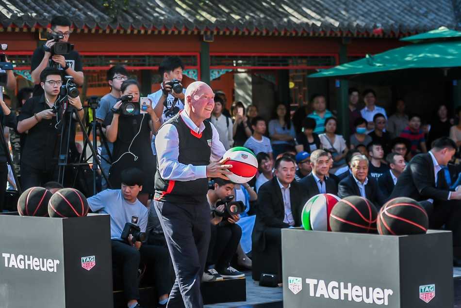 姚明携手篮球新锐 共鉴泰格豪雅重返CBA荣耀时刻 惠龙儿、周仪翔、刘鸿博三位新秀并肩站在姚明身后,他们面带略显青涩的微笑,眼神中却流露出对即将到来的CBA职业生涯的无限渴望与坚定。