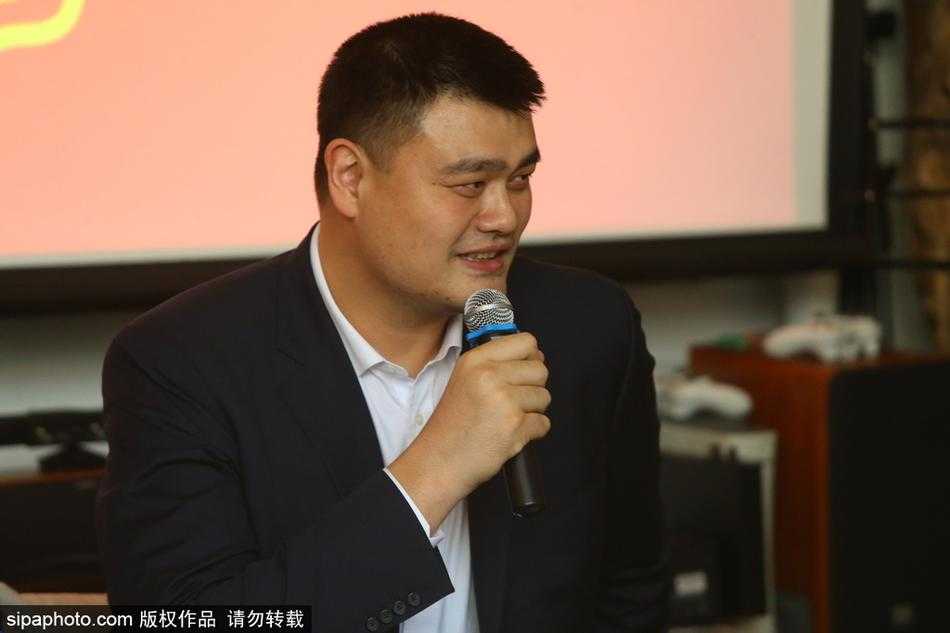 姚明携篮协九大新部门首次媒体亮相 解密改革关键词 中国篮协秘书长白喜林在活动中向大家介绍新架构,他的手势坚定而有力,背景板上的中国篮协标志显得格外庄重,预示着改革的决心。