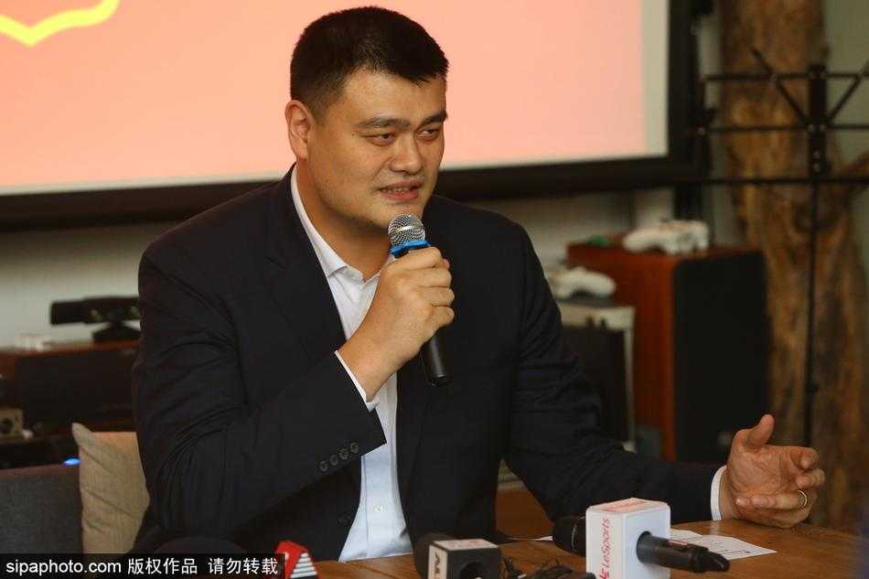 姚明携篮协九大新部门首次媒体亮相 解密改革关键词 活动现场座无虚席,来自全国各地的媒体记者们聚精会神,手中的相机和笔记本记录着中国篮协改革进程中的每一个重要瞬间。