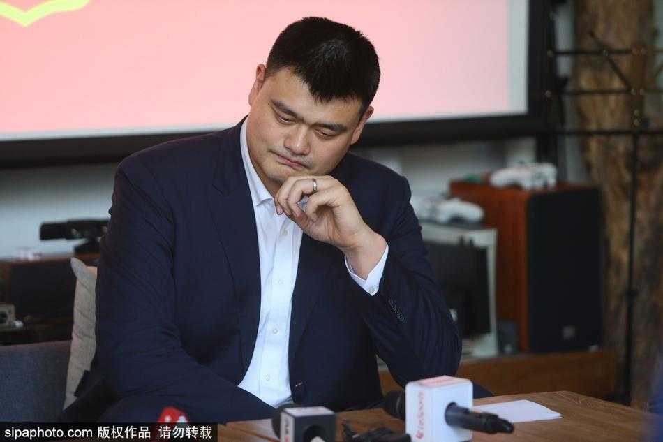 姚明携篮协九大新部门首次媒体亮相 解密改革关键词 姚明在活动现场耐心倾听记者的提问,他的眼神专注而诚恳,周围摆放着简约的咖啡馆桌椅,透露出这次交流非正式的轻松基调。