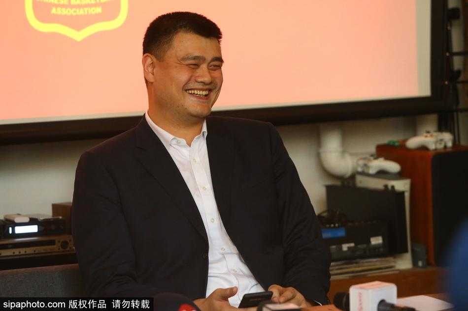 姚明携篮协九大新部门首次媒体亮相 解密改革关键词 活动结束后,记者们依然意犹未尽,围绕着篮协工作人员进行深入交流,墙上悬挂的中国国旗时刻提醒着所有人肩负的使命与荣耀。