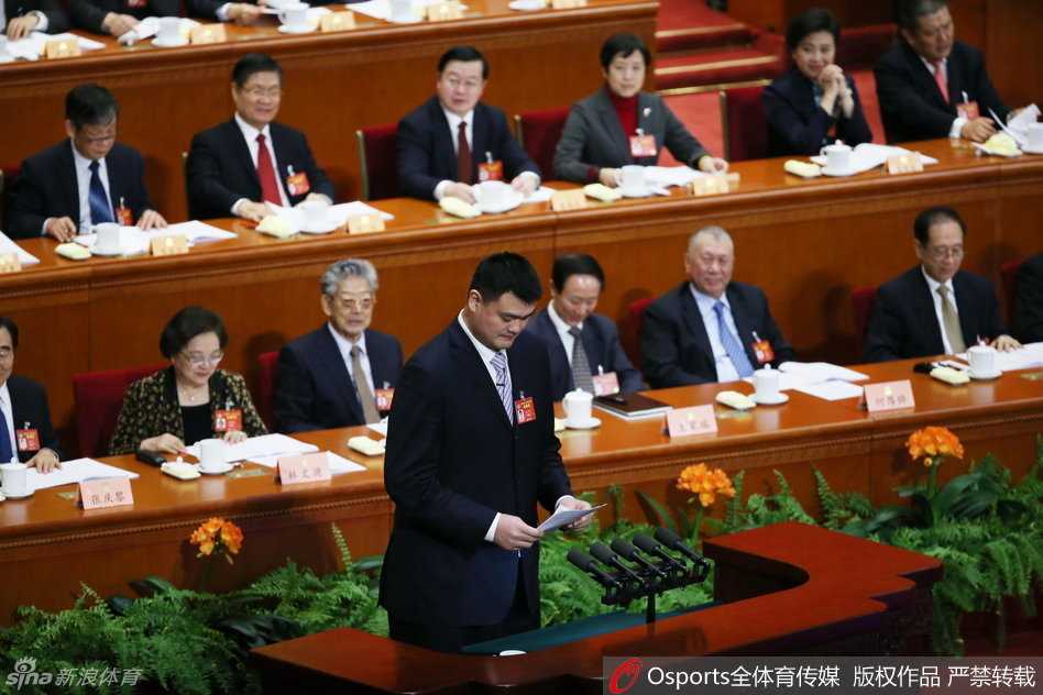 发言结束后，姚明与邻座的一位年长委员热烈交谈，他身体微微前倾，神情认真，巨大的身高差形成一种奇特的和谐感，显示出他对交流内容的尊重与投入。