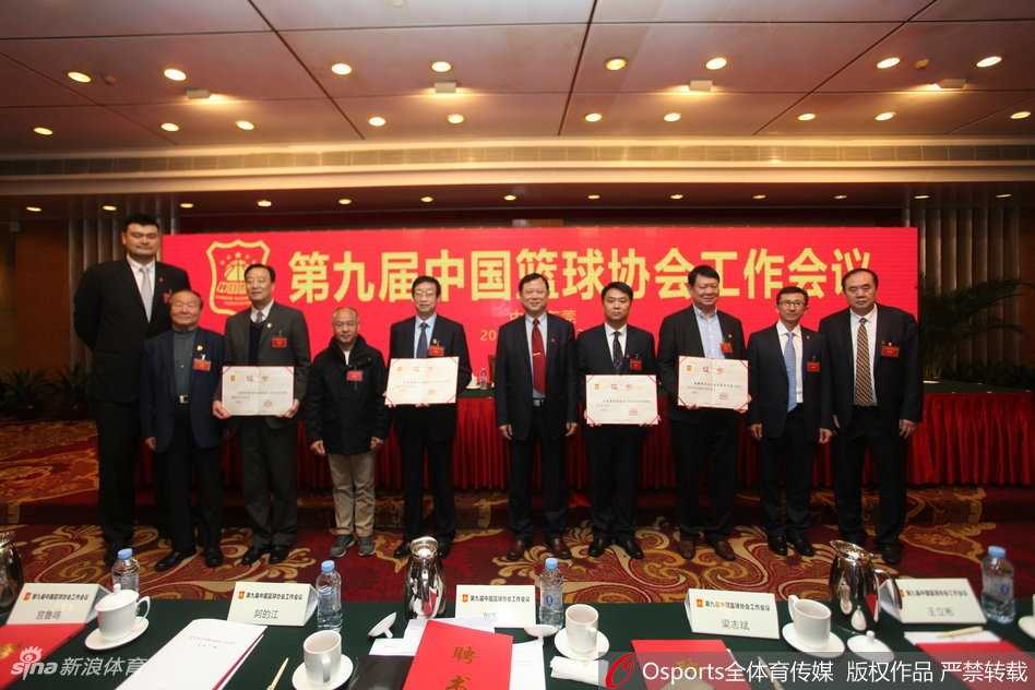 会议结束后，代表们步出会场，依然三三两两地讨论着会议内容，他们的身影沐浴在阳光下，预示着中国篮球在经历深刻的改革洗礼后，正迈着坚定的步伐走向充满希望的明天。