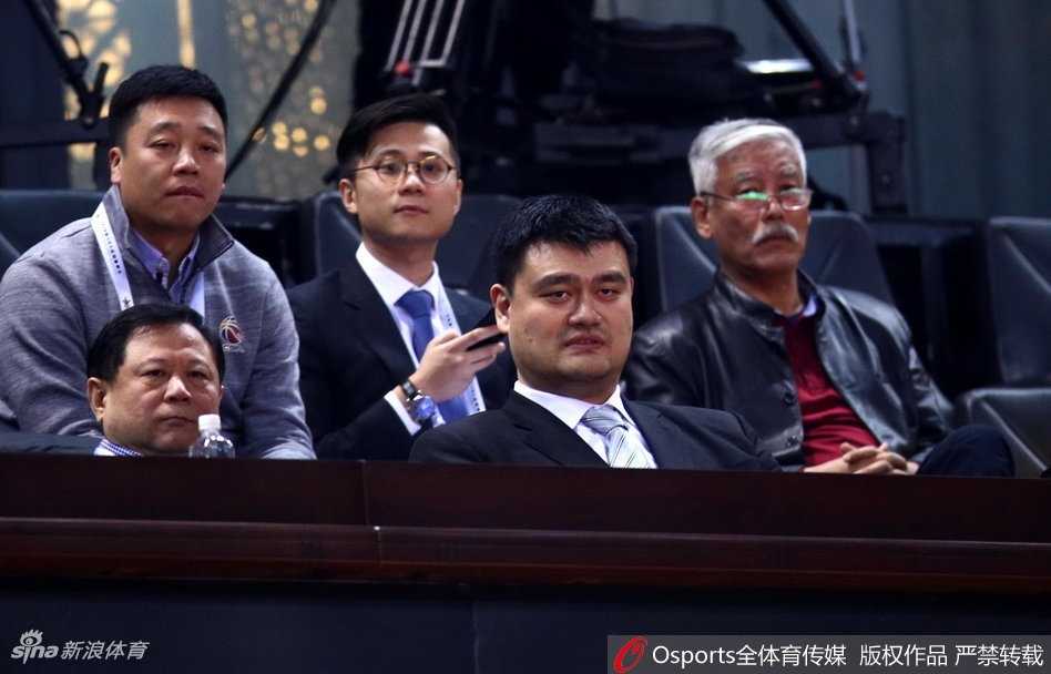 姚明眉头微微皱起，嘴巴抿成一条线，露出深思状，仿佛化身为场边的战术大师，正在心里默默给年轻球员的跑位打分。