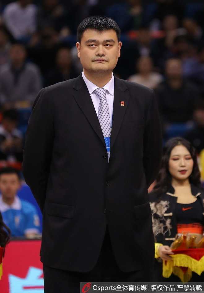 姚明现身督战新馆启航,男篮红队残阵轻取香港取世预赛开门红 丁彦雨航在进攻端持球突破,他身形低伏,肌肉线条紧绷,面对防守球员强行切入内线,眼神中透露出联赛MVP的杀气与坚决。