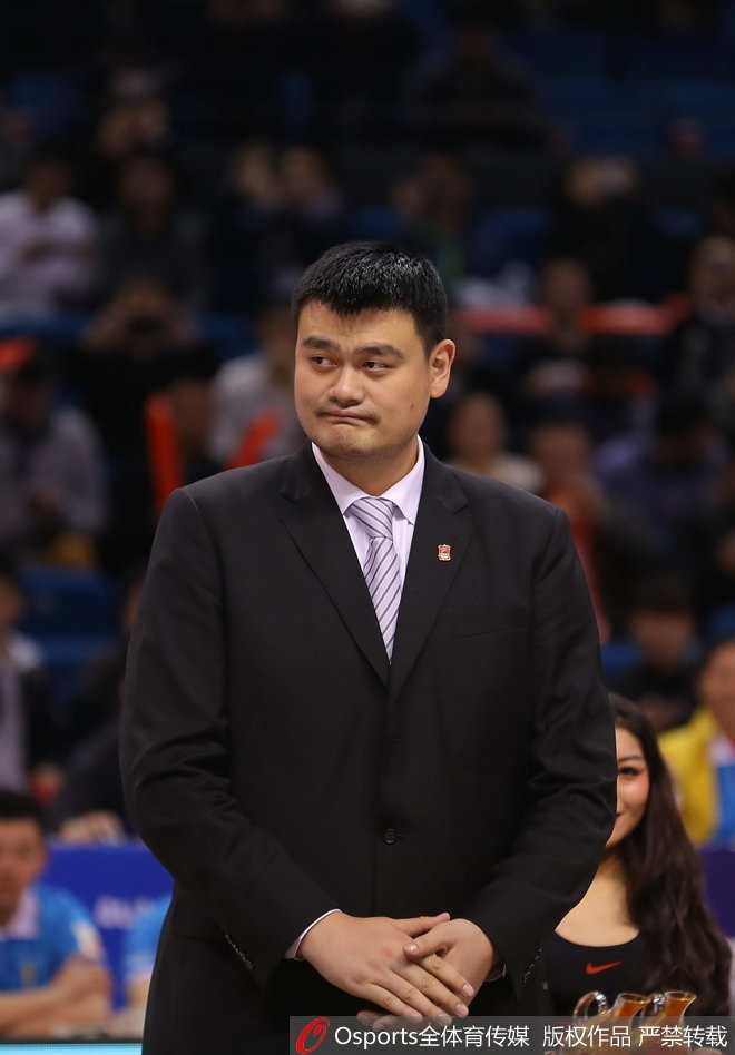 姚明现身督战新馆启航,男篮红队残阵轻取香港取世预赛开门红 西热力江在底角出手三分,皮球离开指尖的瞬间,他的眼神紧紧跟随篮球轨迹,脸上写满了自信与果敢,身后的看台满是挥舞着国旗的狂热球迷。