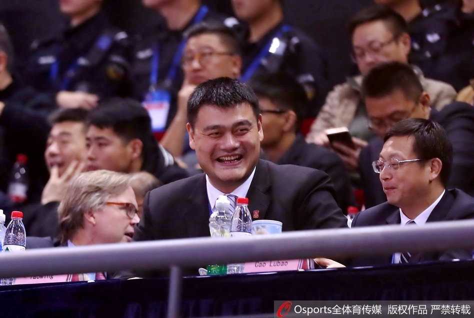 姚明现身督战新馆启航,男篮红队残阵轻取香港取世预赛开门红 王哲林在禁区内背身单打惠龙儿,他用强壮的身体卡住位置,高高跃起准备勾手投篮,肌肉碰撞间充满了内线搏杀的原始力量感。