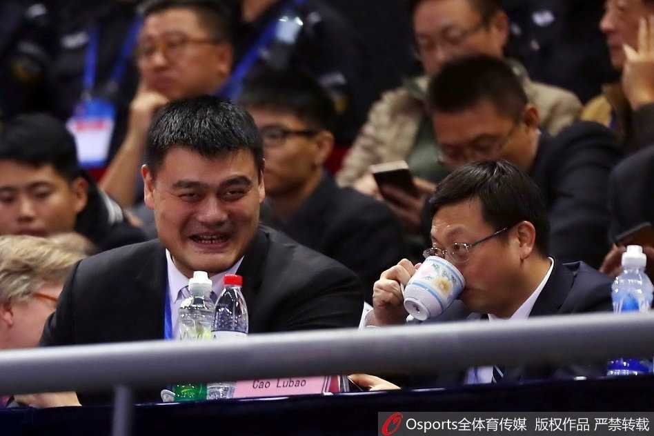 姚明现身督战新馆启航,男篮红队残阵轻取香港取世预赛开门红 终场哨响后,姚明与主教练李楠在场边握手交谈,姚明微微低头倾听,眼神中既有对胜利的欣慰,也透露出对几天后客场恶战韩国队的深思与关切。