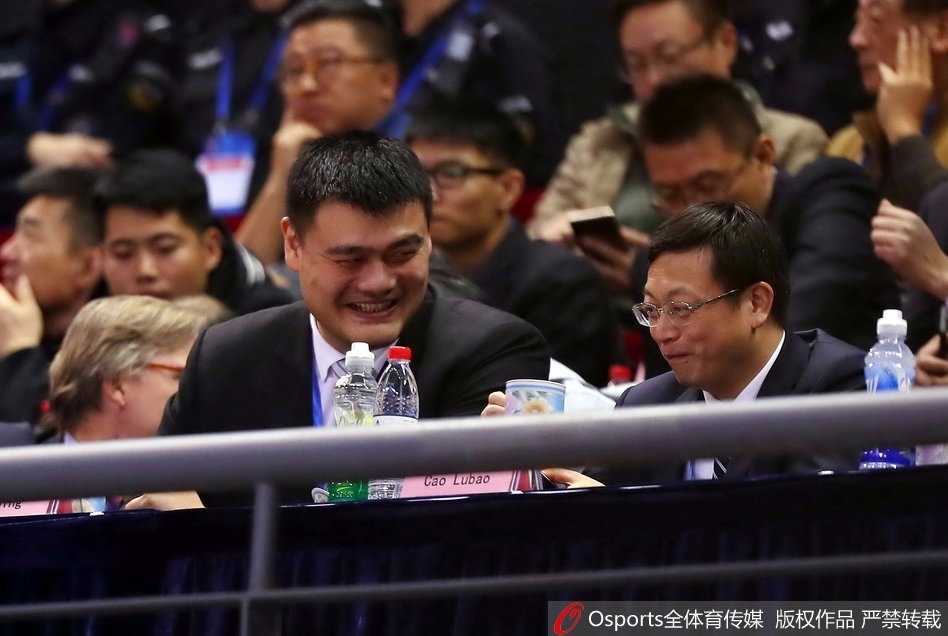 姚明现身督战新馆启航,男篮红队残阵轻取香港取世预赛开门红 全场比赛结束后,中国男篮红队的全体球员聚集在场地中央,他们将手叠在一起高声呼喊加油,年轻的面庞上洋溢着胜利的喜悦和对未来挑战的昂扬斗志。