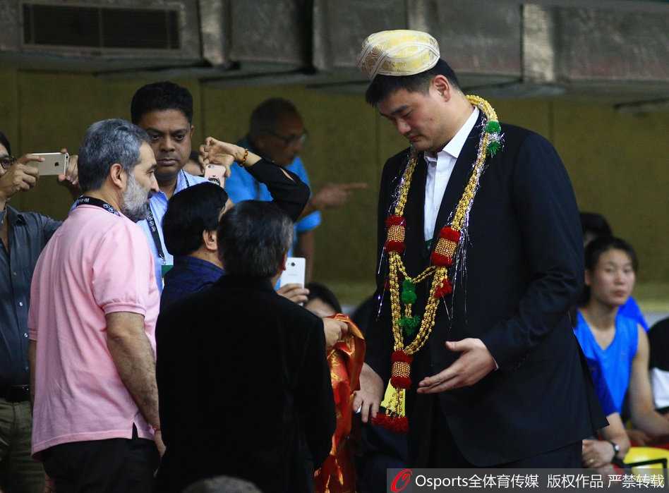 姚明督战女篮亚洲杯,赛场温情获赠民族服饰 核心邵婷如利刃般持球杀入日本队防线,她脚步灵动,在空中与防守球员发生身体接触后依然稳稳将球抛出。此役她贡献全队最高的16分和5次助攻。
