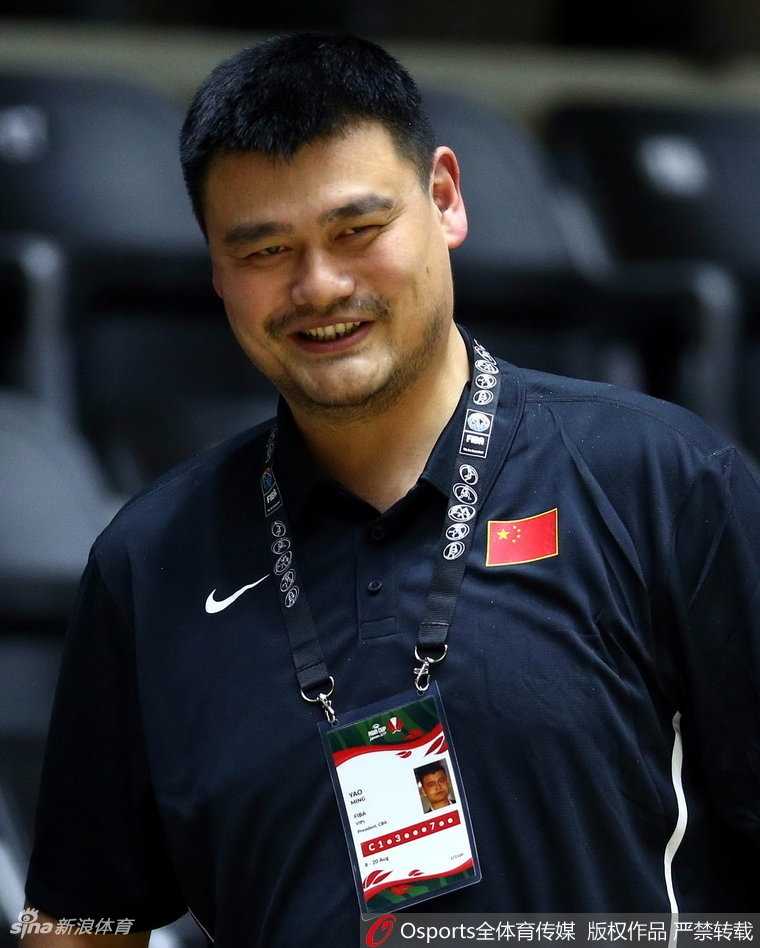 姚明双手交叉置于身前，紧抿双唇，标志性的大个子坐在场边显得格外醒目，复杂的表情写满了对中国篮球未来的思考。