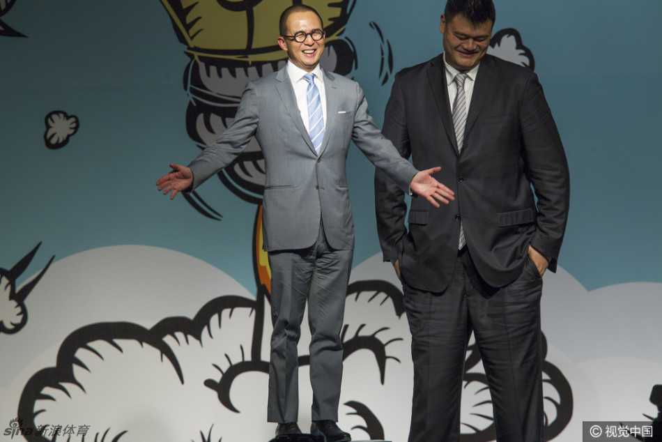 姚明霍启刚李泽楷香江同框 巨人气场全开与豪门之后畅谈创业梦 身形高大的姚明在人群中犹如灯塔,他微微侧身倾听霍启刚讲话,脸上带着标志性的幽默微笑,周围人的视线都不由自主地被这独特的风景线吸引。