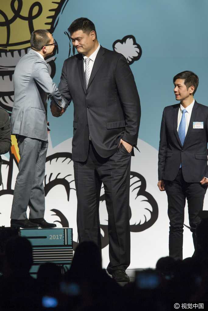 姚明霍启刚李泽楷香江同框 巨人气场全开与豪门之后畅谈创业梦 论坛讲台上,姚明手持话筒侃侃而谈,身后的巨大屏幕映出论坛主题字样。李泽楷身着修身西装坐在一旁,双手交叉认真聆听,两人同框的视觉反差萌翻了全场。