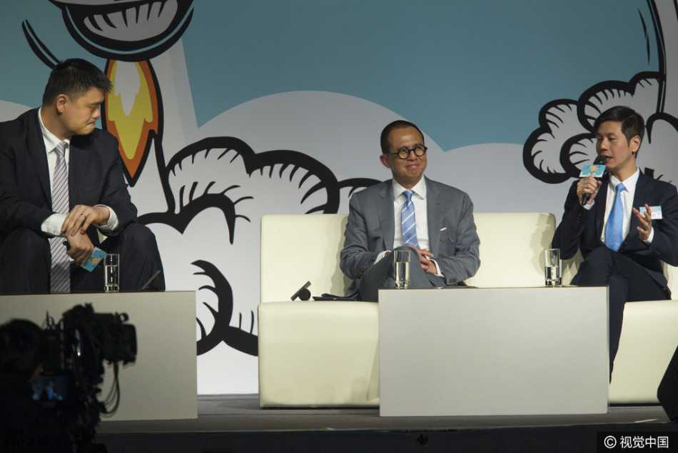 姚明霍启刚李泽楷香江同框 巨人气场全开与豪门之后畅谈创业梦 论坛开始前,姚明、李泽楷、霍启刚等人围站在休息区轻松交流,姚明标志性的身高使他即使站在人群中也能一眼被认出,周围的工作人员正细心地为他们讲解流程。