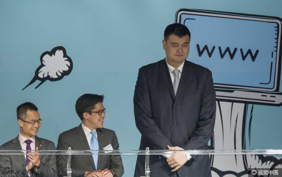 姚明霍启刚李泽楷香江同框 巨人气场全开与豪门之后畅谈创业梦 在论坛的贵宾交谈区,姚明双手抱在胸前,以他独有的身高优势俯身与霍启刚交谈,霍启刚则微微仰头神情专注,画面生动展现了两位不同领域领军人物之间的思想碰撞。