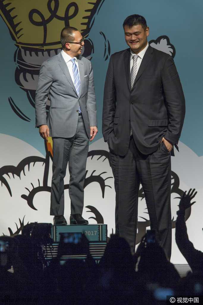 姚明霍启刚李泽楷香江同框 巨人气场全开与豪门之后畅谈创业梦 霍启刚与霍启山两兄弟并肩站在论坛背景板前,两人皆穿着正装气质儒雅,面对镜头露出谦逊而自信的笑容,展现出霍家第三代沉稳干练的风采。