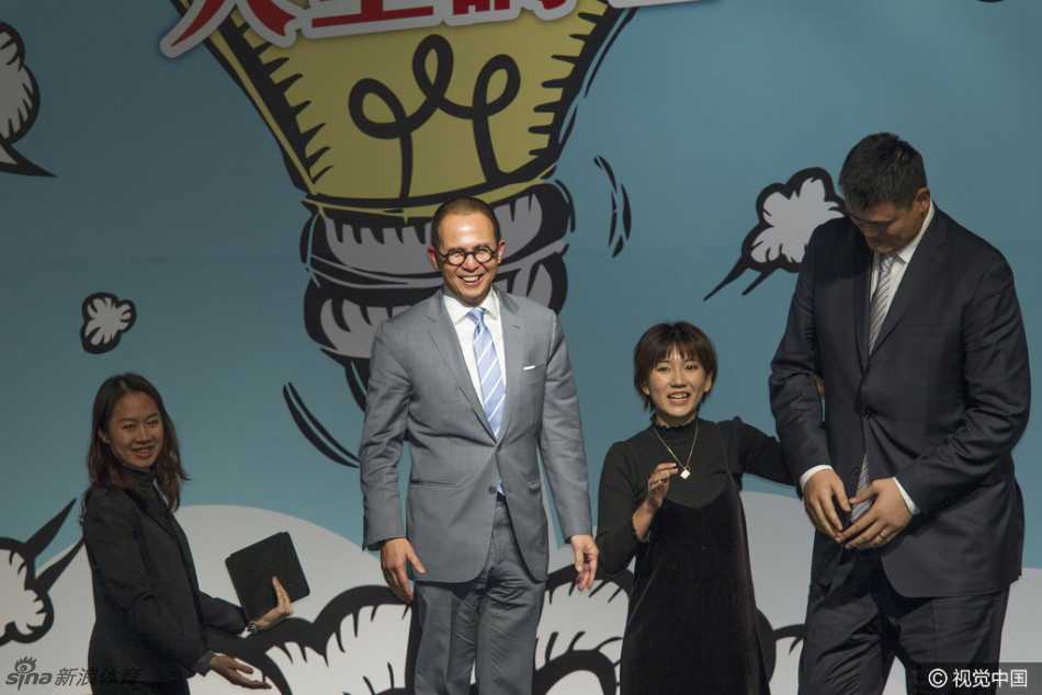 姚明霍启刚李泽楷香江同框 巨人气场全开与豪门之后畅谈创业梦 论坛结束后,全场嘉宾登台合影留念,姚明自然站在中央C位,他高大的身形仿佛一座丰碑,两侧的李泽楷与霍启刚等人笑容满面,共同记录下这香港青年创业史上极具意义的瞬间。