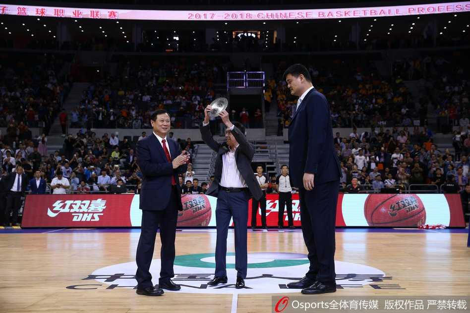 奖章静静地摆放在颁奖台上，金色的光泽映照着广东宏远的辉煌历史，这座奖杯背后是林叔二十多年来对篮球最纯粹的热爱与坚持。