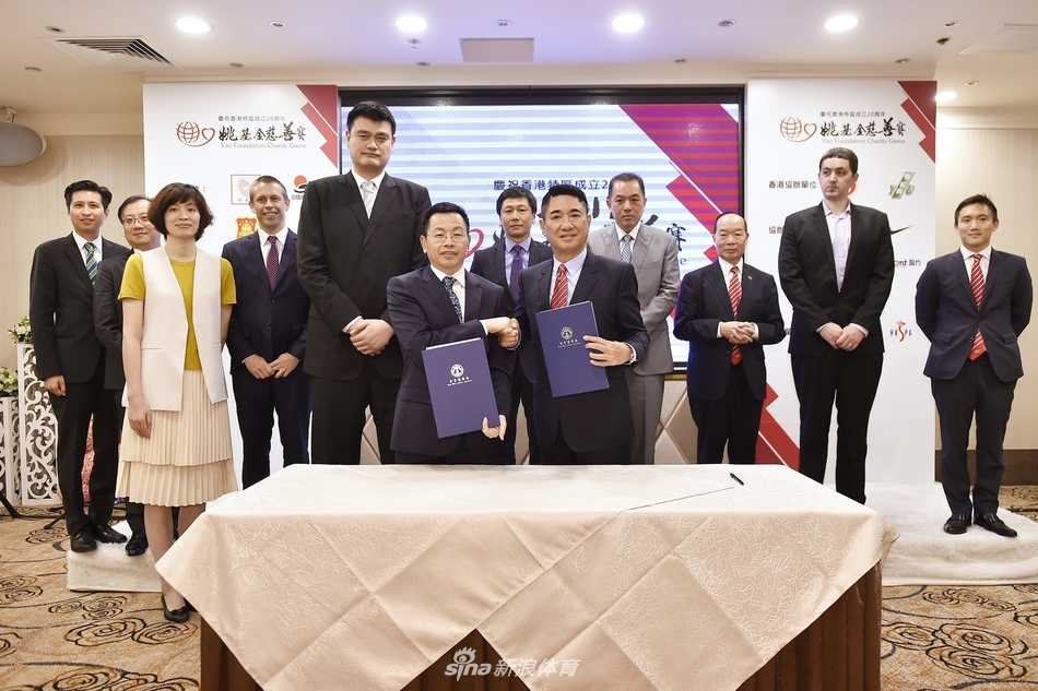 姚明香港出席姚基金慈善赛记者会 以体育人践行公益初心 姚明与多位身着正装的嘉宾并肩而立,众人面对镜头露出灿烂的笑容,定格下了记者招待会上这一其乐融融而又意义非凡的瞬间。