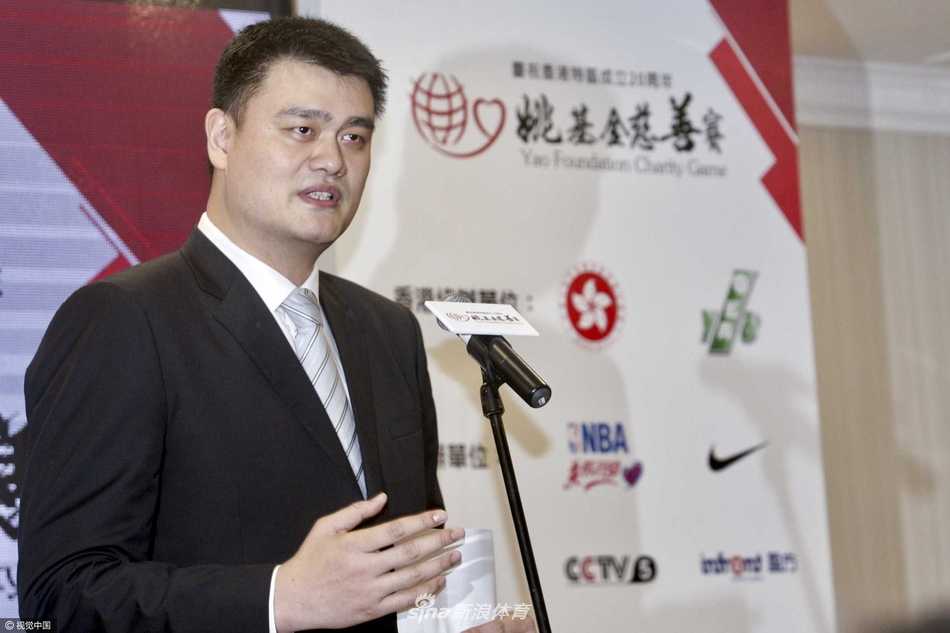 姚明香港出席姚基金慈善赛记者会 以体育人践行公益初心 姚明单手托举着篮球,脸上挂着轻松的笑容,仿佛瞬间回到了赛场,也象征着姚基金将以篮球为支点,撬动更多改变孩子们命运的公益力量。