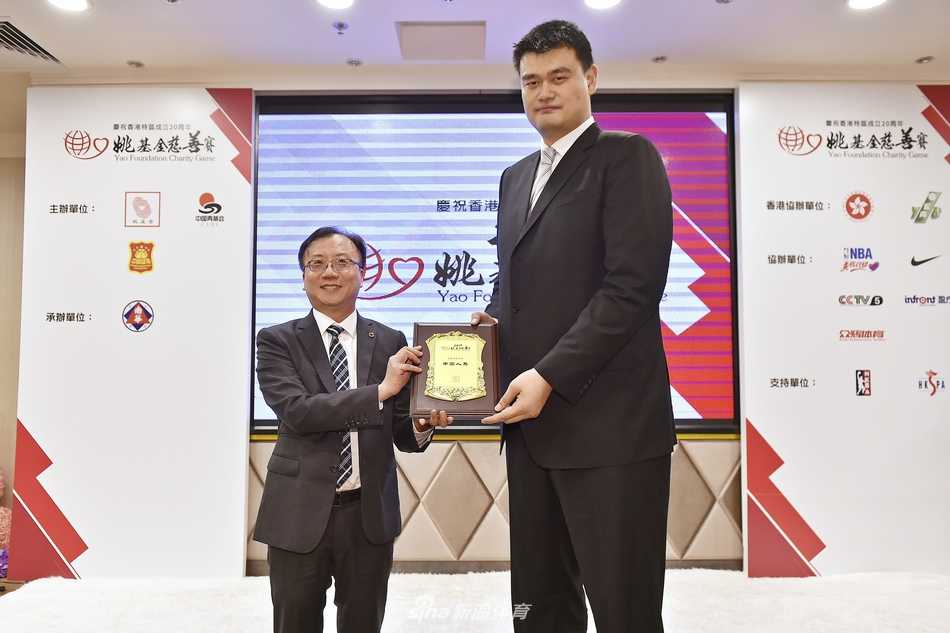 姚明香港出席姚基金慈善赛记者会 以体育人践行公益初心 记者招待会现场,姚明正与身旁的一位男士低声交谈,两人神情专注而愉悦,展现了这位篮协主席在严肃公务之外的亲和力与交流热忱。