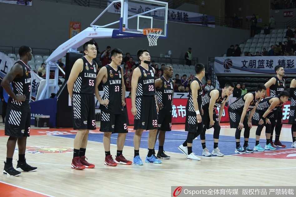 威姆斯准绝杀掀翻领头羊,浙江青年军终结辽宁七连胜 辽宁核心哈德森外线持球,眼神余光扫视队友,面对防守寻找致命一击的缝隙