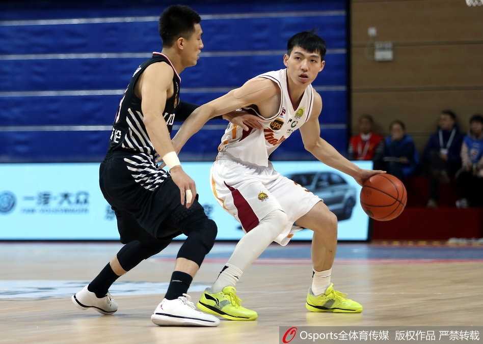 威姆斯准绝杀掀翻领头羊,浙江青年军终结辽宁七连胜 浙江外援威姆斯在辽宁队员严密防守下强行突破,眼神坚毅如炬