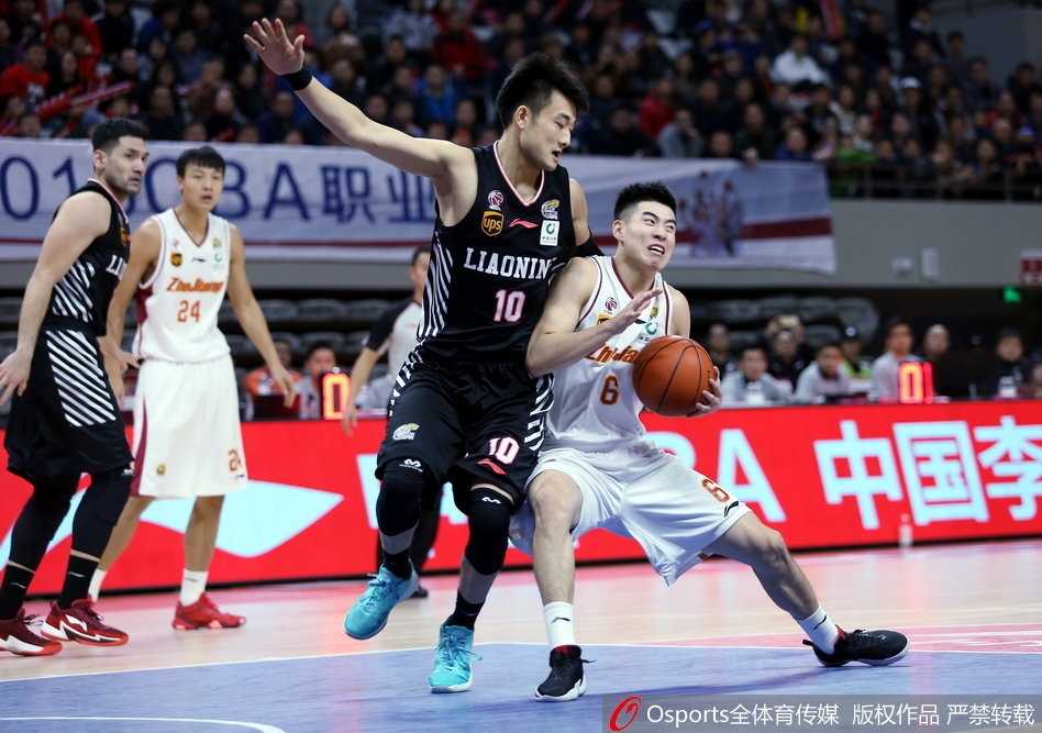 威姆斯准绝杀掀翻领头羊,浙江青年军终结辽宁七连胜 终场哨响瞬间,浙江队球员挥拳怒吼,激情庆祝这来之不易的胜利