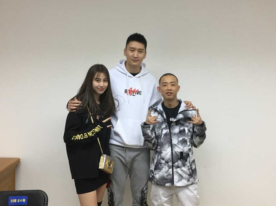 孙大圣的嘻哈江湖:孙悦夫妇携手中文说唱先锋GAI跨界相逢 孙悦饶有兴致地跟着GAI学习嘻哈手势,两人表情投入,一个比划得认真,一个教得开心,背景中的陈露也被这有趣的一幕逗乐。