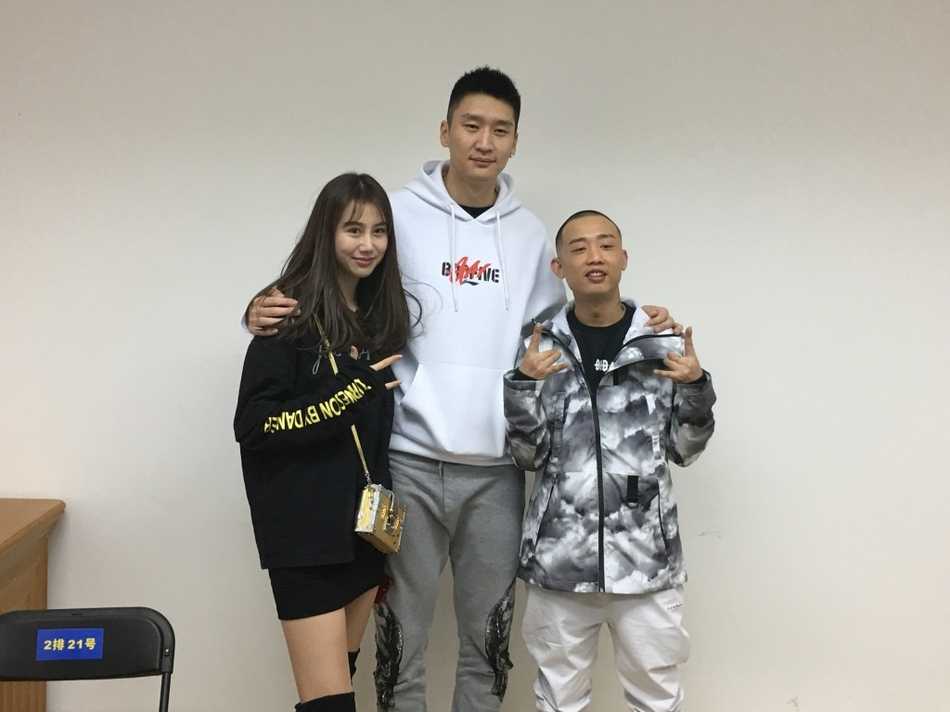 孙大圣的嘻哈江湖:孙悦夫妇携手中文说唱先锋GAI跨界相逢 四人合影中,陈露小鸟依人地站在孙悦身旁,GAI则摆出酷酷的表情,画面定格了那个冬日里温暖而闪亮的瞬间,见证了跨界友谊的诞生。